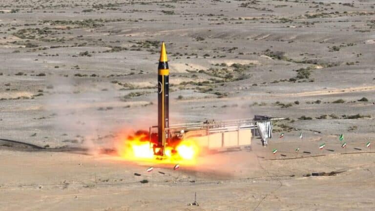 L’Iran teste un nouveau missile balistique de moyenne portée MRBM Kheibar en réponse aux menaces de frappes israéliennes