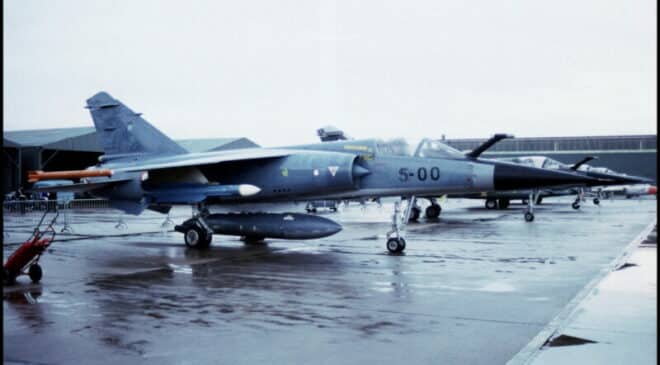 मिराज लड़ाकू विमानों का परिवार 1955 से 2010 तक वायु सेना के साथ-साथ फ्रांसीसी रक्षा निर्यात का भी मुख्य आधार था।
