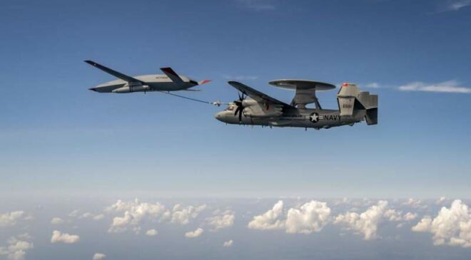 E-2D Hawkeye repostado en vuelo por un MQ-25 Stingray