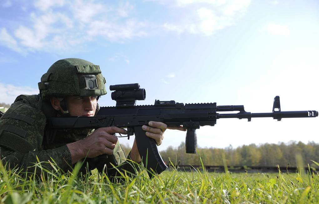 Ruská vojenská útočná puška AK-12