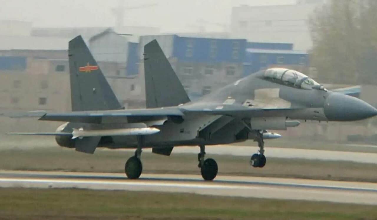 J-16 PLAAF armé du missile air-air longue portée PL-17