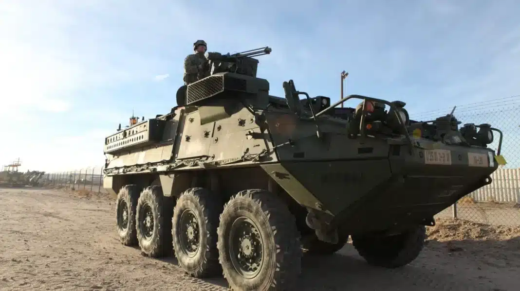 Stryker do Exército dos EUA protegido por um Strikeshield durante os testes