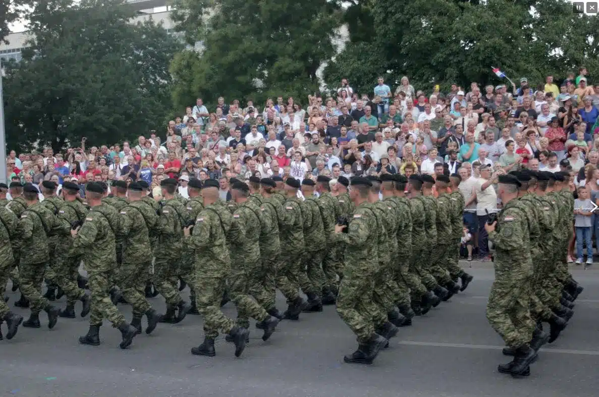 Défilé forces armées croates