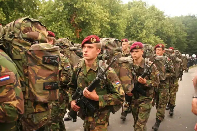 オランダ、西ヨーロッパにおける防衛の例に倣うべきか？