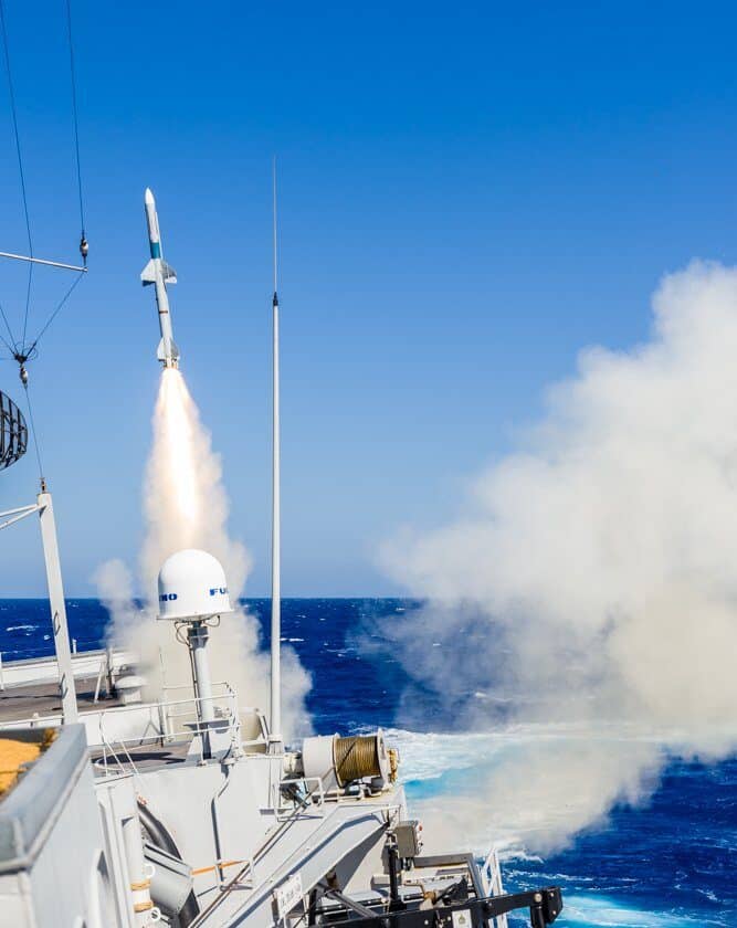 シースパローミサイルを発射するフリゲート艦ルイーズマリー