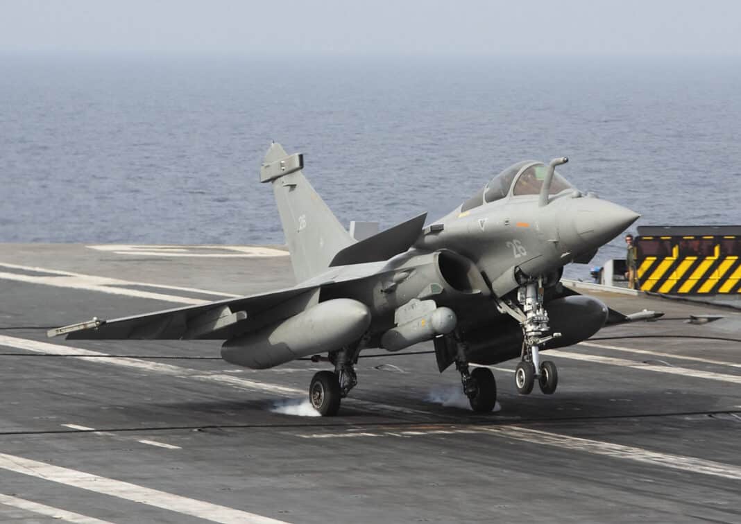 Rafale M à l'appontage sur le Charles de Gaulle