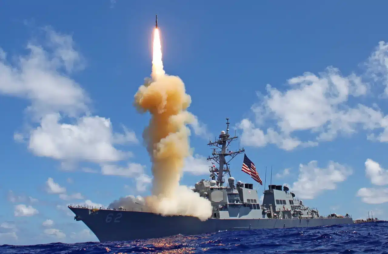 SM-6 lancé par un arleigh burke de l'US navy en mer rouge