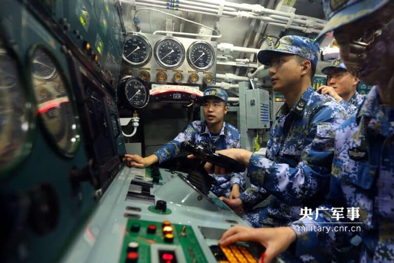 Un nouveau sous-marin chinois équipé d’une croix de saint-André observé aux chantiers navals de Wuchang