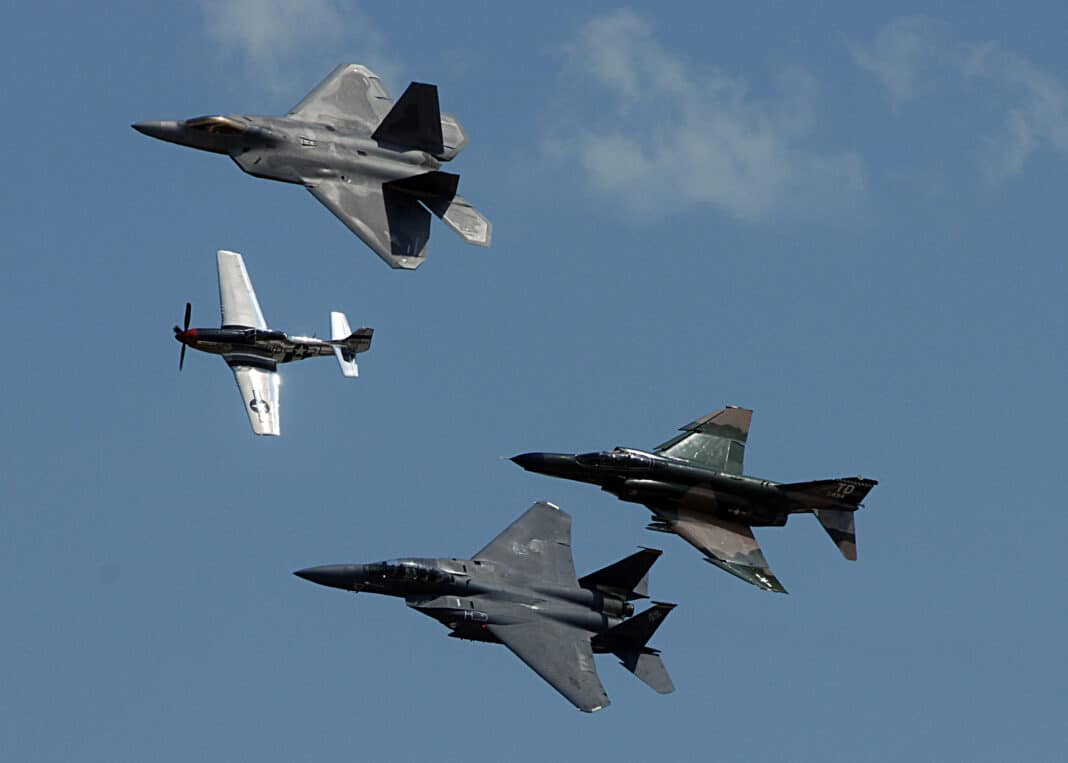 Prix des armements P52D Mustang F4 Phantom II F-15 Eagle et F22 Raptor de l'USAF
