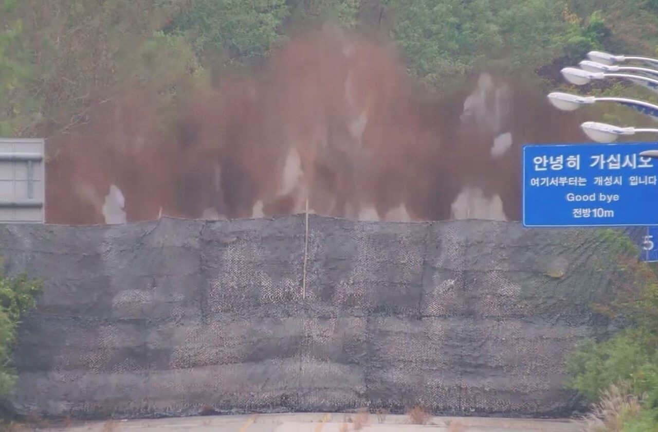 Pont détruit par les forces nord coréenne sur la zone de demarcation