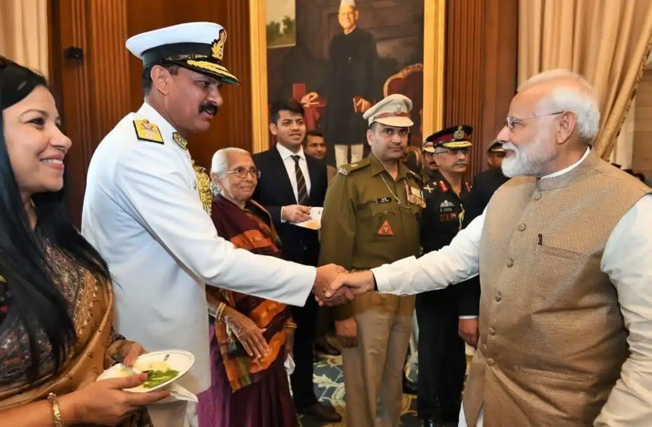 Amiral Tripathi, chef d'état-major de la Marine indienne, avec Narendra Modi
