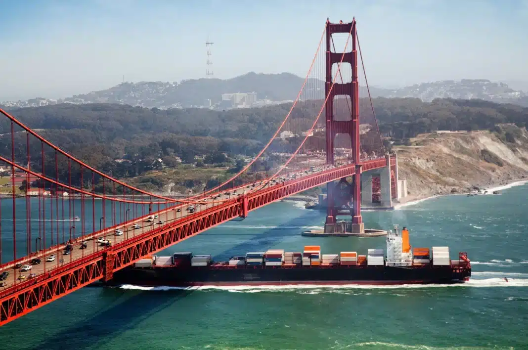 cargo sous le golden gate bridge