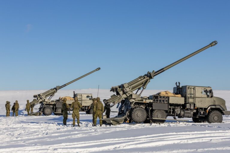 [En Bref] : les artilleurs estoniens s’entrainent sur leurs nouveaux Caesar, l’US Navy simule l’interception d’un missile hypersonique, et Airbus présente un drone intercepteur de drones !