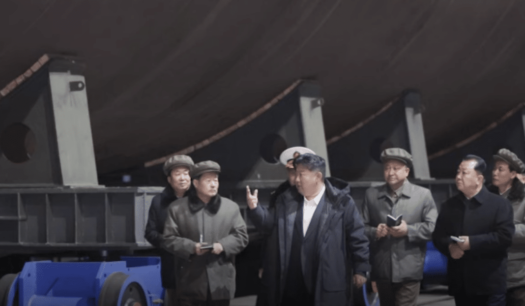 Sous-marin nucléaire lanceur d'engins nord-coréen construction Kim jon un