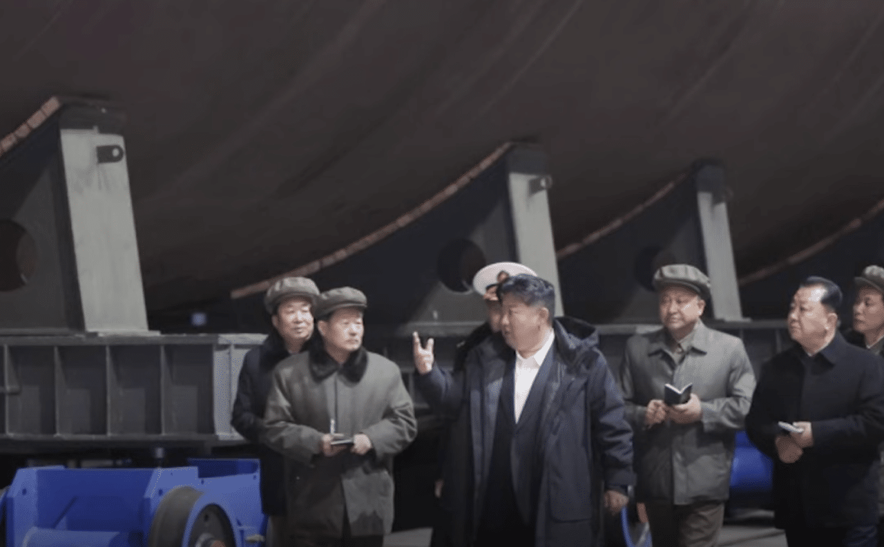 Sous-marin nucléaire lanceur d'engins nord-coréen construction Kim jon un