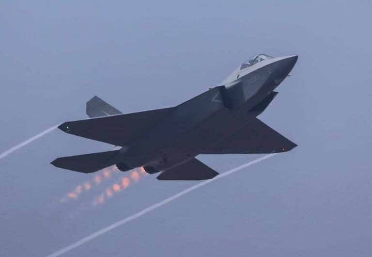 En Bref : 7000 missiles de croisière pour les armées britanniques, le J-35A chinois à l’offensive, l’Indonésie retourne vers le KF-21 Boramae…
