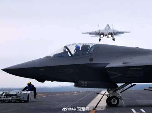 ニュース】航空母艦「福建」が電磁カタパルトで航空隊を発進させる