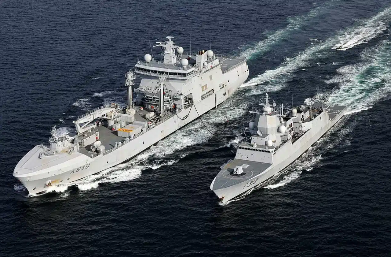 fregate norvégienne Otto Sverdrup et RN HNMoMs Maud