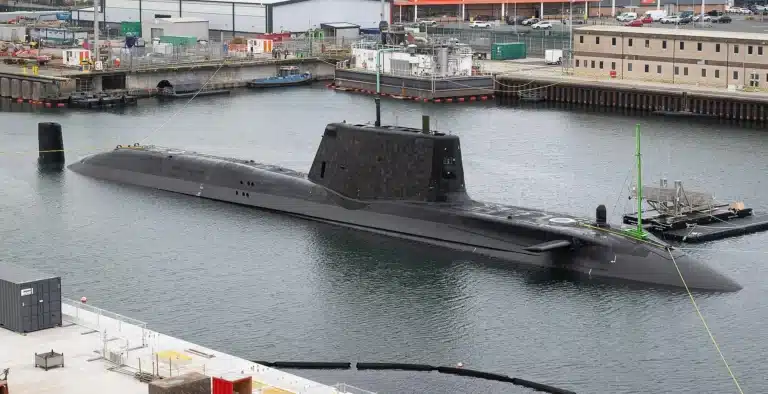 Le nouveau sous-marin nucléaire HMS Agamemnon britannique fait sa première plongée