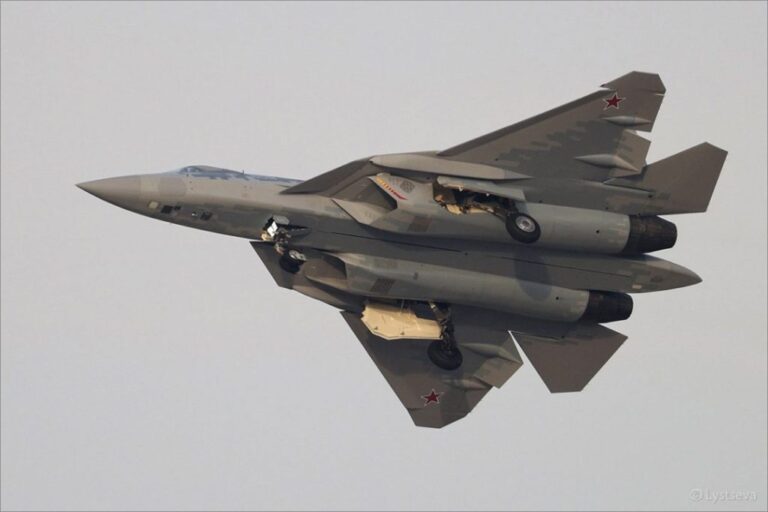 ロステックは現在、2人乗りのSu-57をインドに提供しているが、その提案