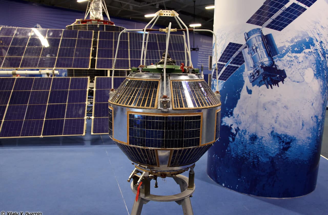 des satellites Mozhayets visibles dans le patriotisme par de Moscou