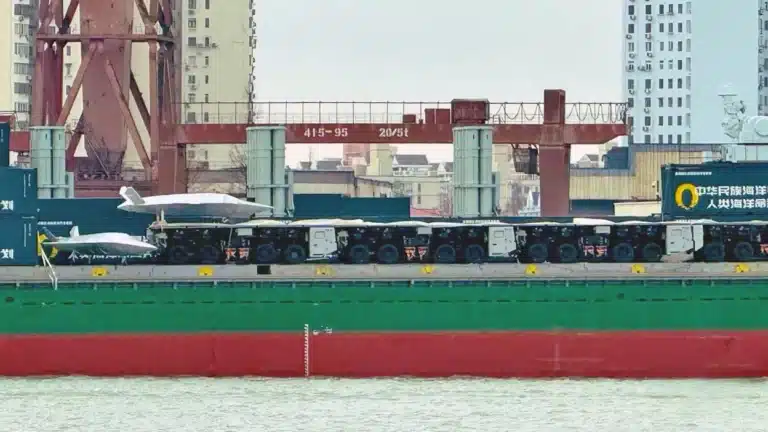 [Actu] Pourquoi la Marine chinoise transforme-t-elle un cargo en navire-arsenal à 60 missiles ?