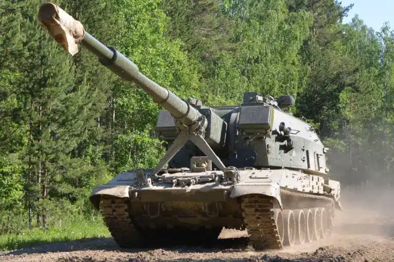 L&rsquo;automoteur 2S35 Koalitsiya‑SV russe rejoint l&rsquo;école de l&rsquo;artillerie de Saratov