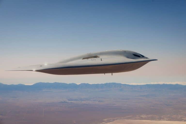 Le bombardier B-21 Raider voit sa production augmenter de 25 % pour remplacer les B‑1B et B‑2A