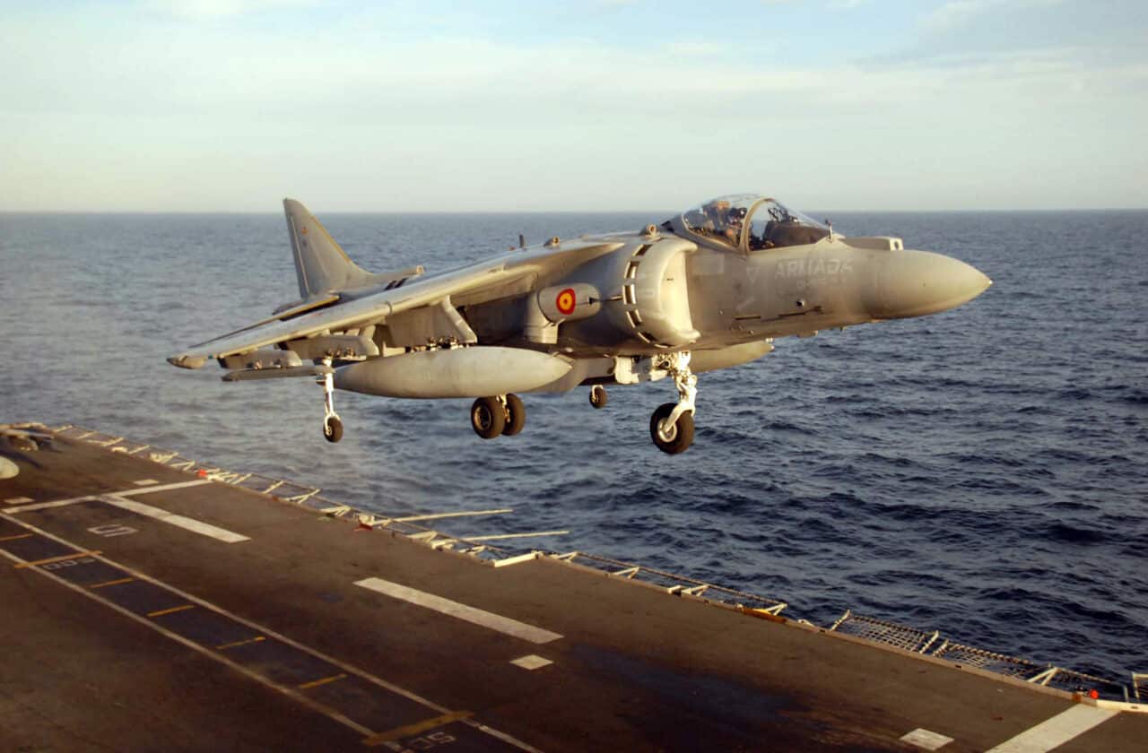 AV-8B Harrier II des forces aéronavales espagnoles appontant sur le porte aéronefs Principe de Asturias.