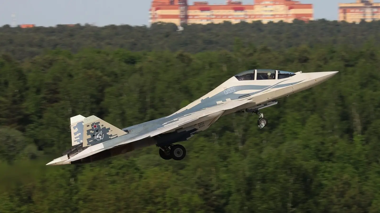 Su‑57二座型からAmur‑1650、T‑90近代化まで――ロシアがインド市場死守へ
